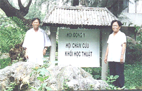 Dr.  Huỳnh Trọng Tâm and Mrs Nguyễn thị Ái Liên chief of Vietnamese traditional medicine university education group.